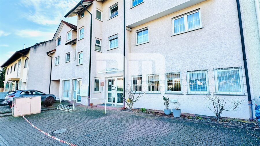 Ladeneinheit und Büro / Praxisfläche teilvermietet im Paket mit umfangreicher Ausstattung - Frontansicht Parkflächen Einheit 1 + 2